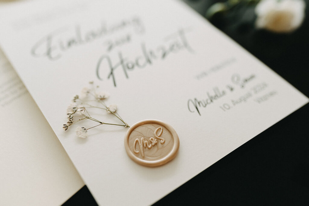 personalisiertes Wachssiegel mit den Initialen des Brautpaares und Trockenblume