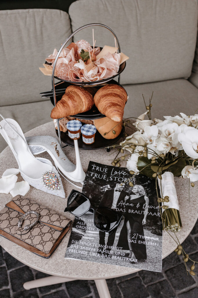 Flatlay mit individuellem massgeschneiderten Hochzeitsmagazin