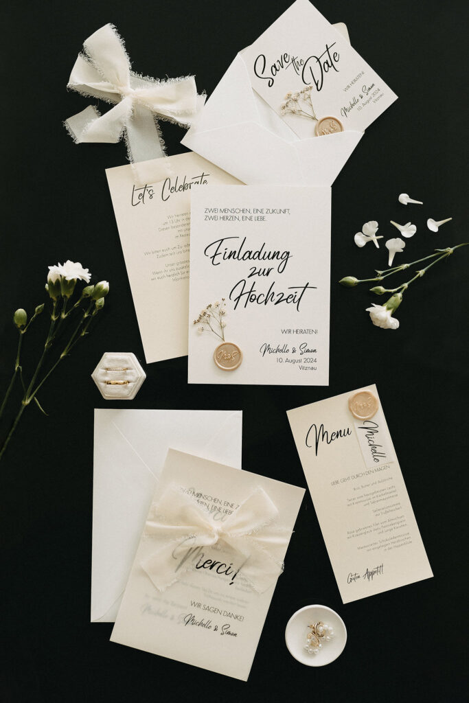 hochwertige personalisiertes Hochzeitspapeterie Set in Creme mit Wachssiegel, Chiffonband und Trockenblume