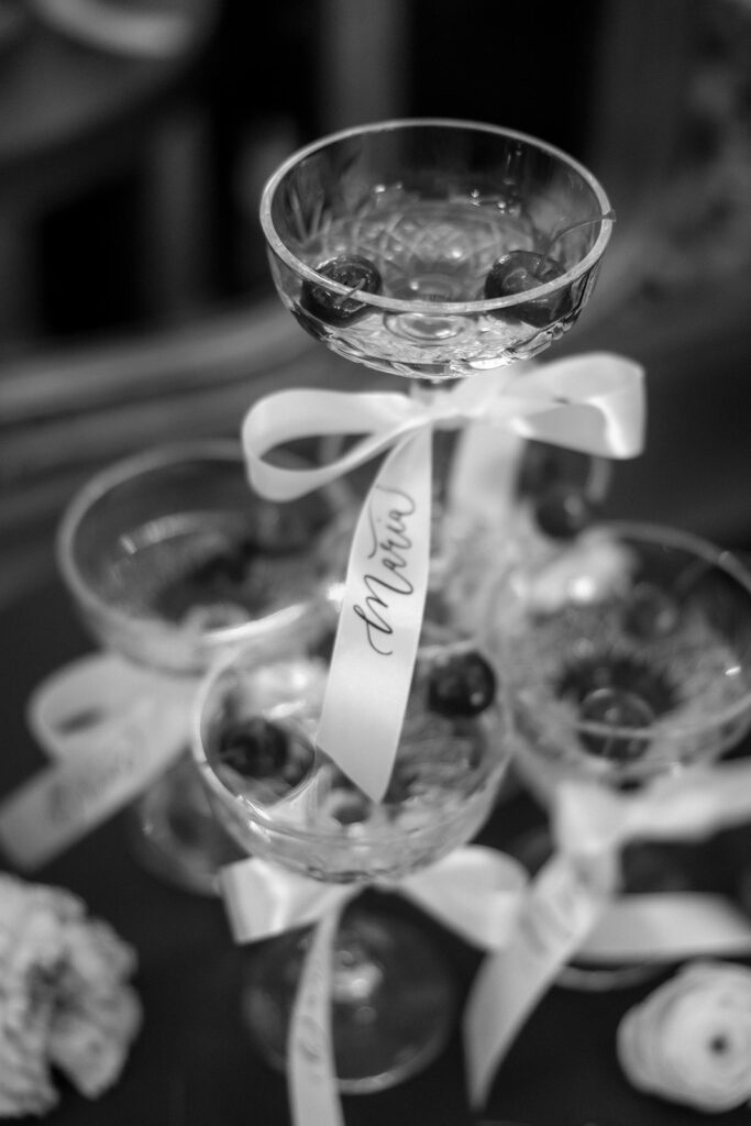 Personalisierte Satinbänder mit dem Namen des Brautpaares in demselben Design wie die Hochzeitszeitung