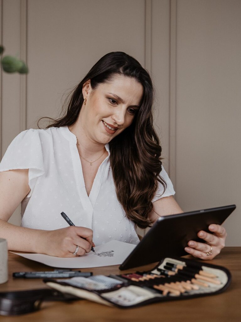 Francine beim Zeichnen einer Location Illustration