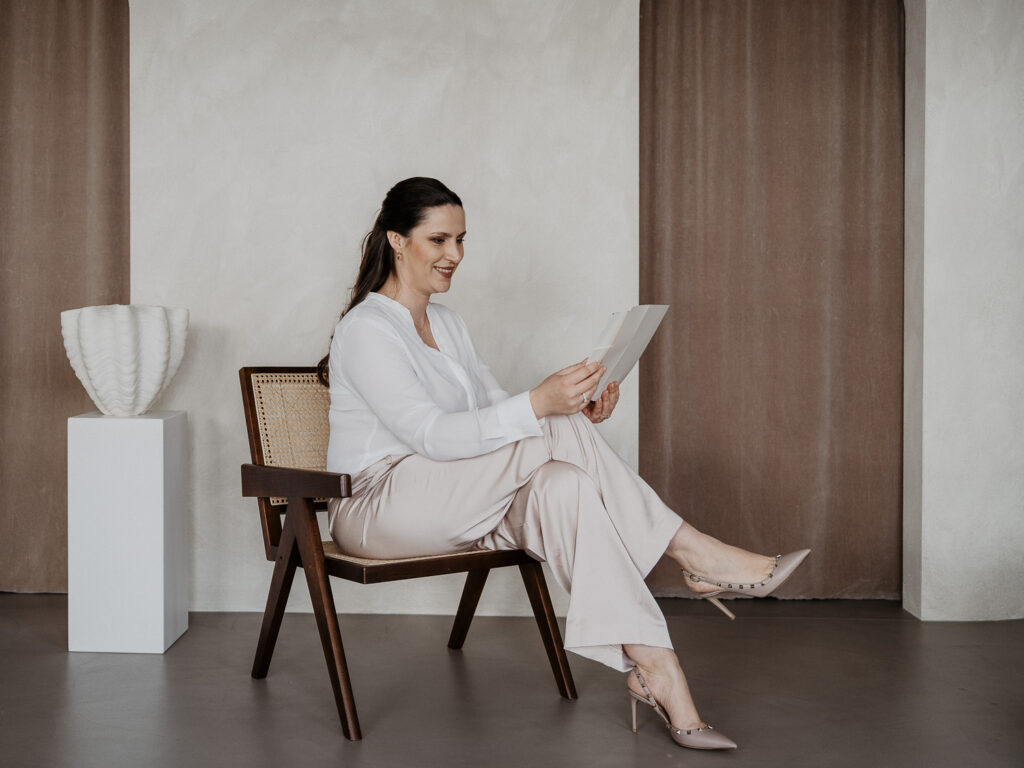 Francine betrachtet eine luxuriöse Hochzeitseinladung