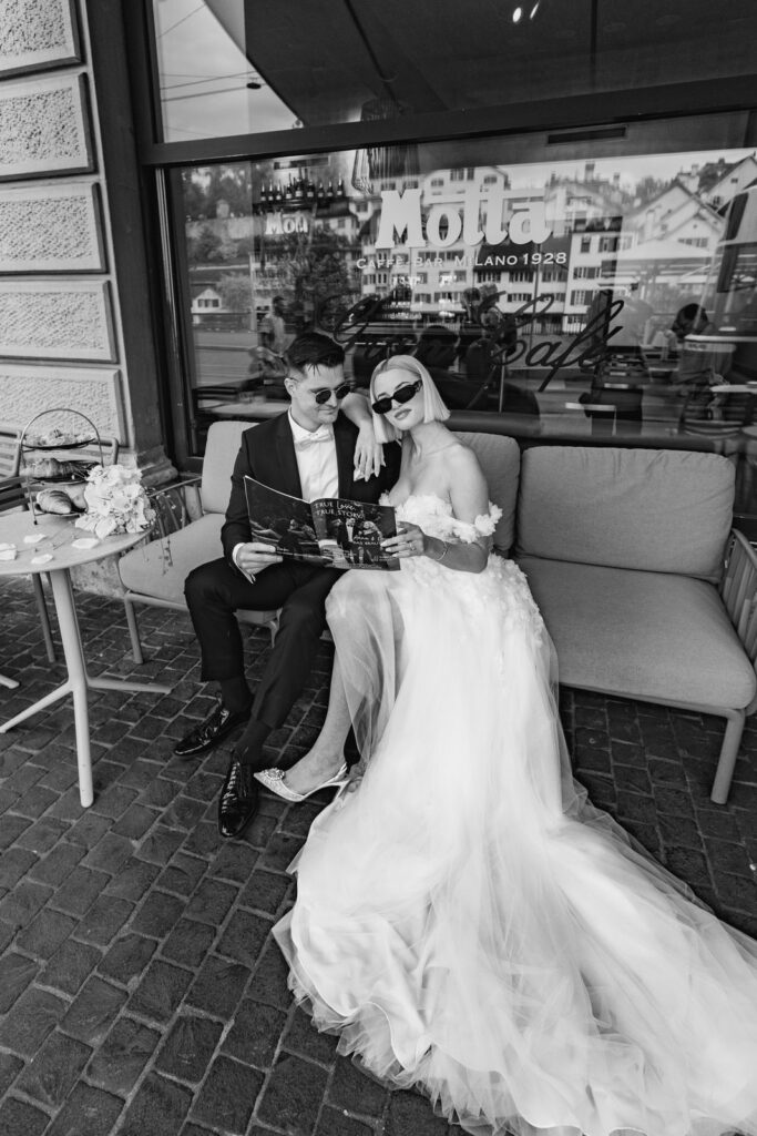 Brautpaar schaut sich ihr individuelles Hochzeitsmagazin an