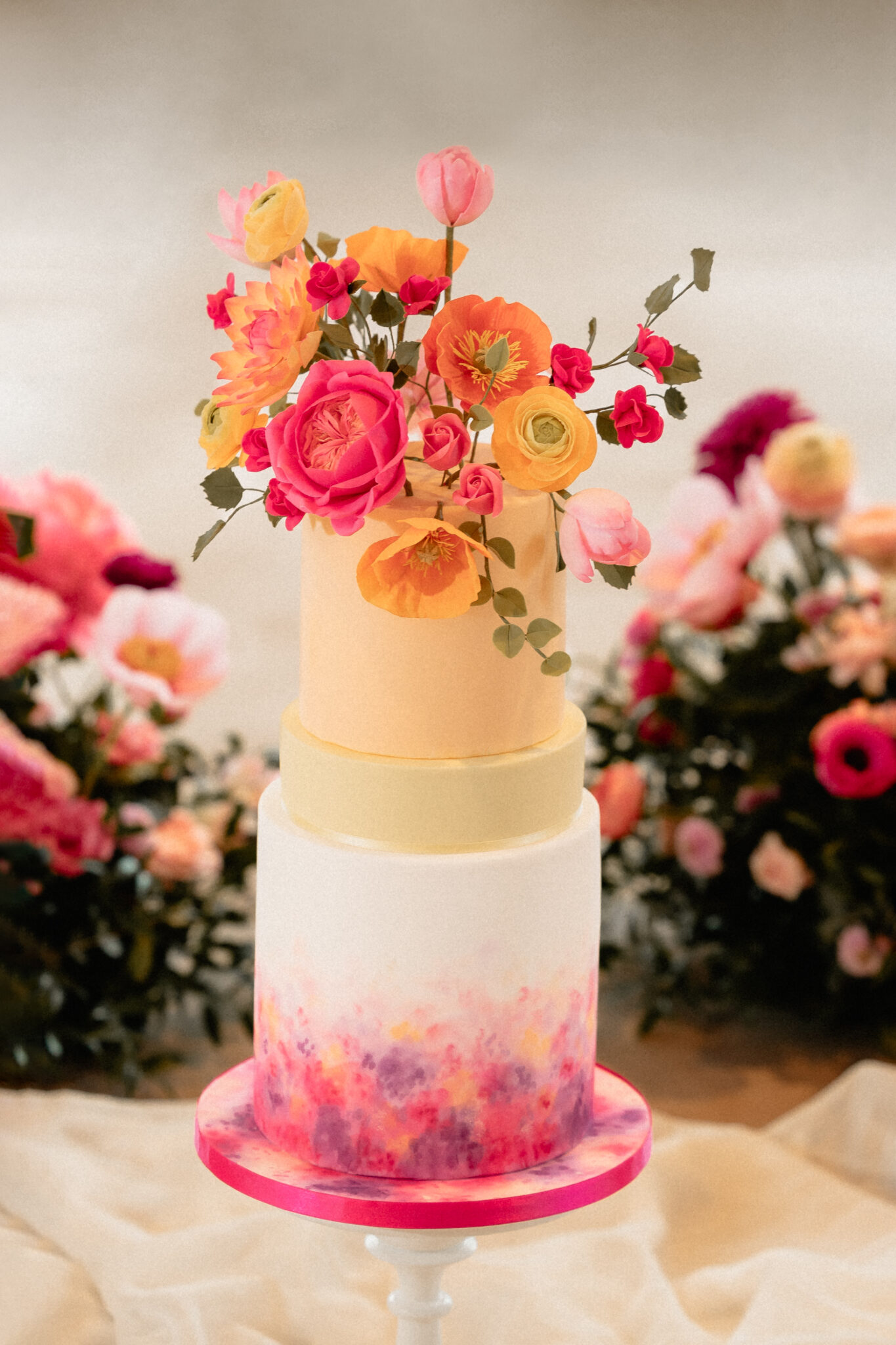 Hochzeitstorte passend zum Konzept der Hochzeitspapeterie in Pinktönen.