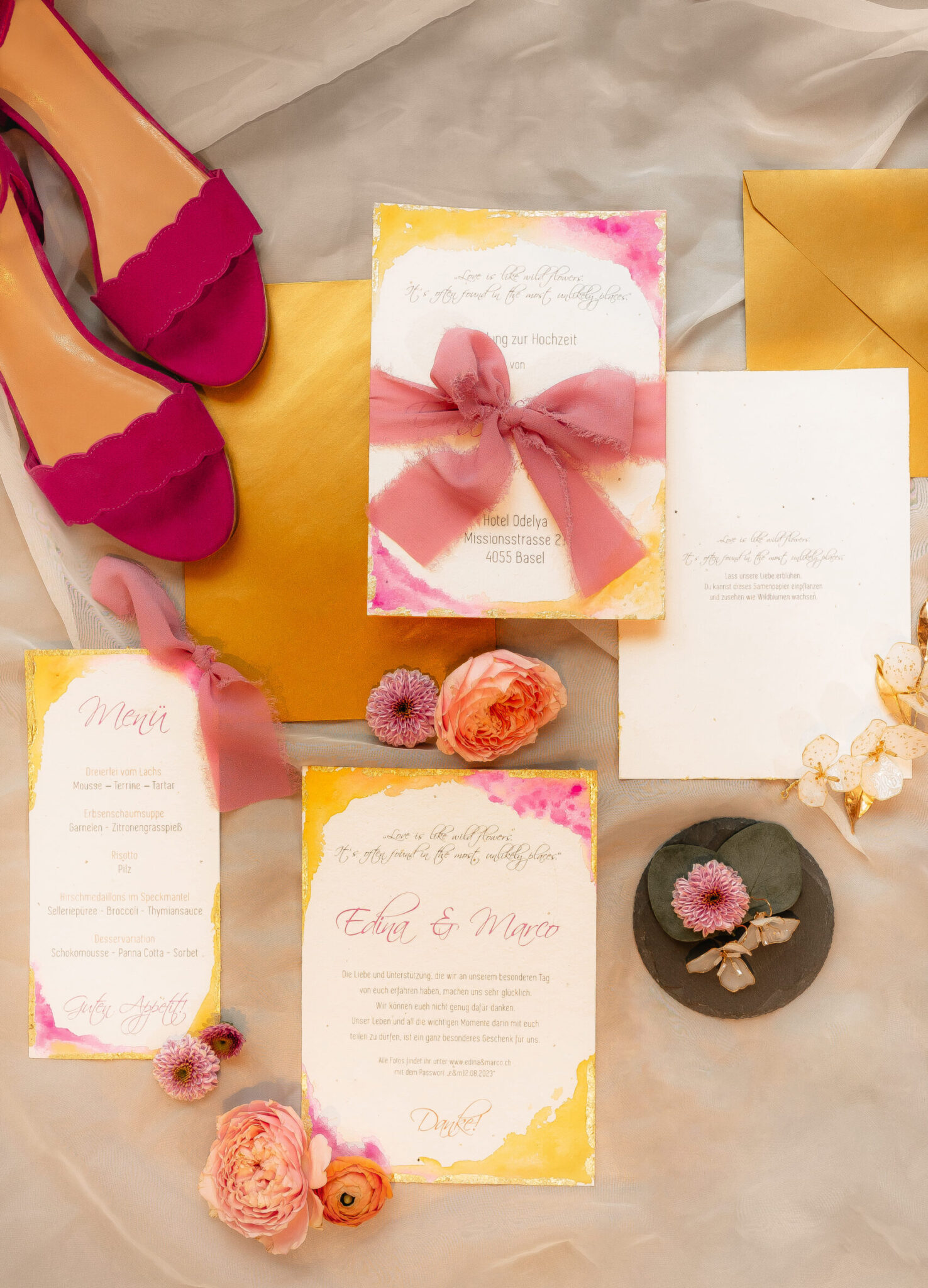 Hochzeitspapeterie mit handgemalten Aquarellakzenten und Blattgold