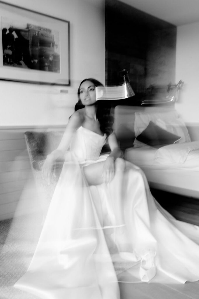 Moderne Braut beim Getting Ready