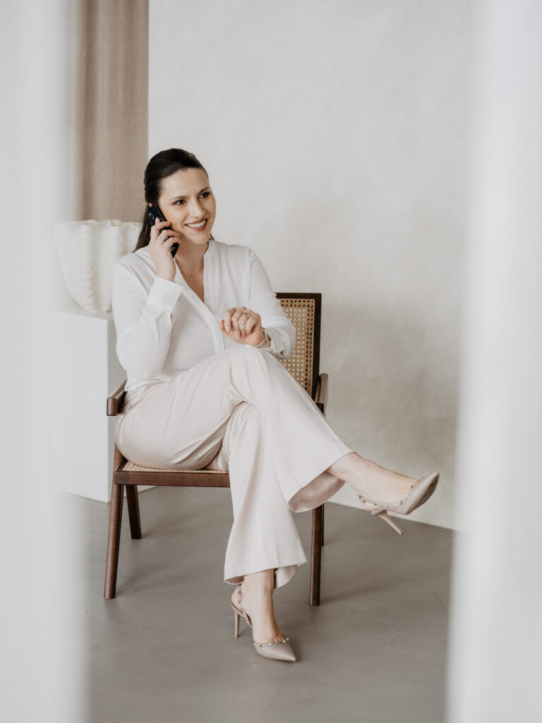 Francine beim Telefonieren mit einem Brautpaar, um einen reibungslosen Prozess sicher zu stellen