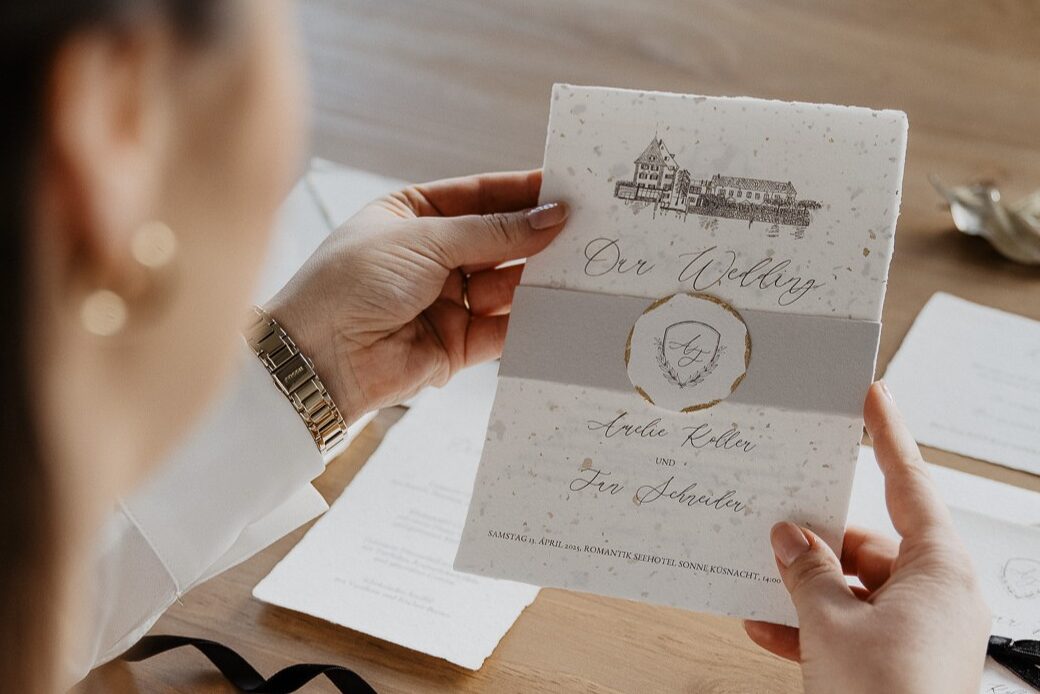 Hochzeitseinladung mit Locationzeichnung auf handgeschöpftem Papier mit Blattgold