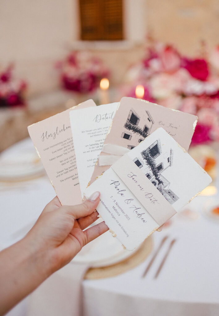 Papeterie in blush Tönen passend zur Hochzeit auf einer Finka auf Mallorca mit Locationillustration auf handgeschöpftem Papier mit Blattgold