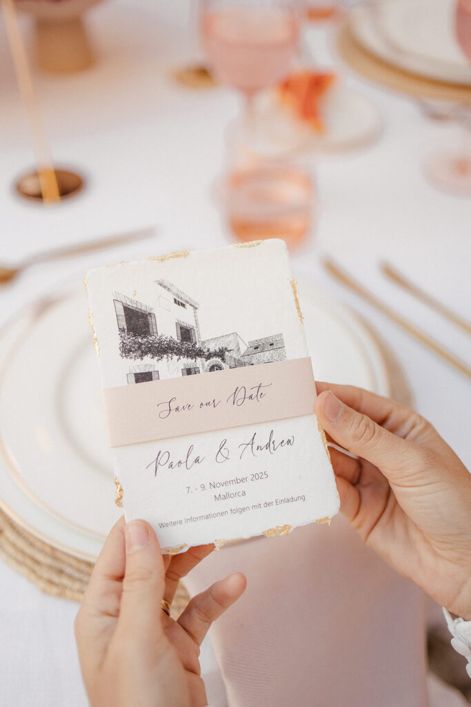 Save the Date auf handgeschöpftem Papier mit Banderole, Blattgold und Locationillustration