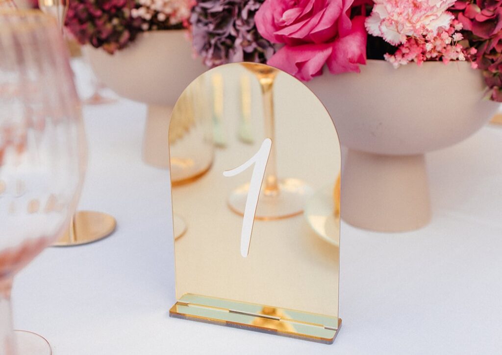 Tischnummer auf goldenem Acrylschild in Bogenform