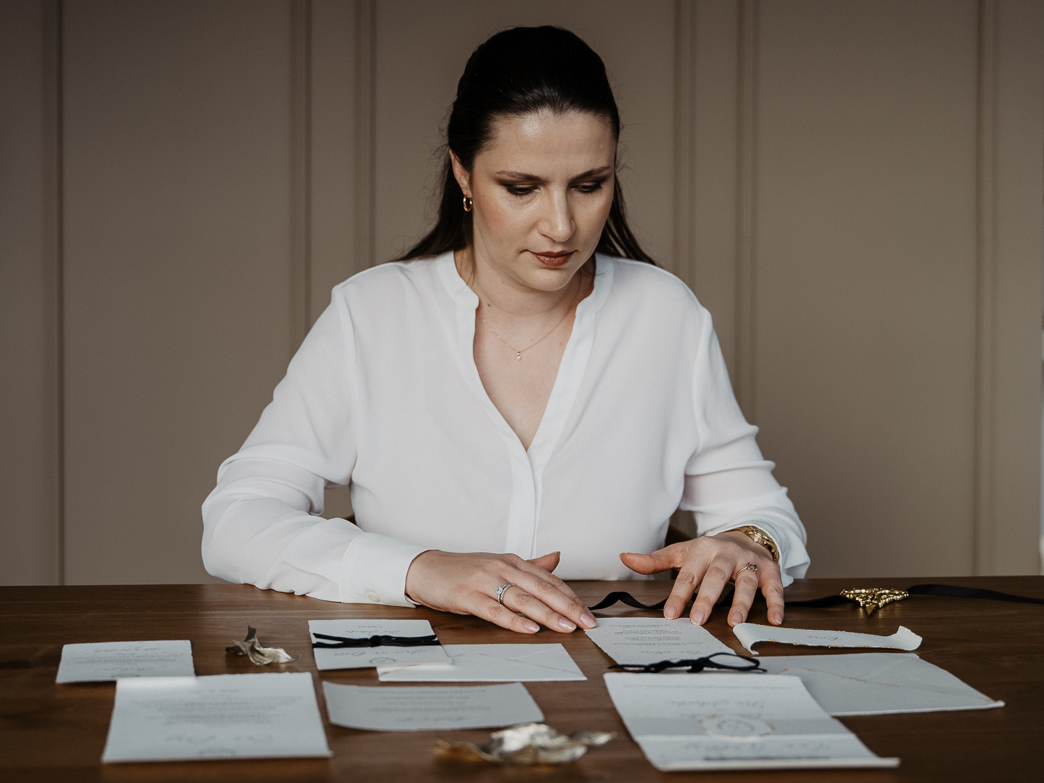 Designerin für luxuriöse Hochzeitspapeterie legt ein Flatlay eines Einladungssets als Mustervorlage