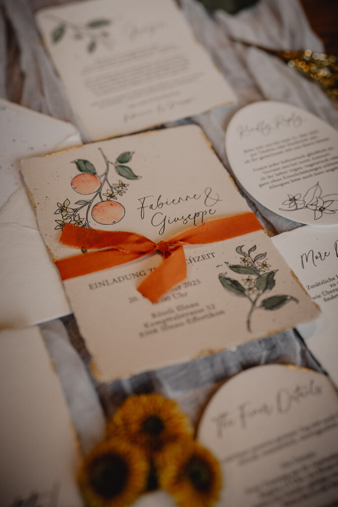 Hochzeitspapeterie auf handgeschöpftem Papier mit Aquarellmalerei, Blattgold & Seidenband