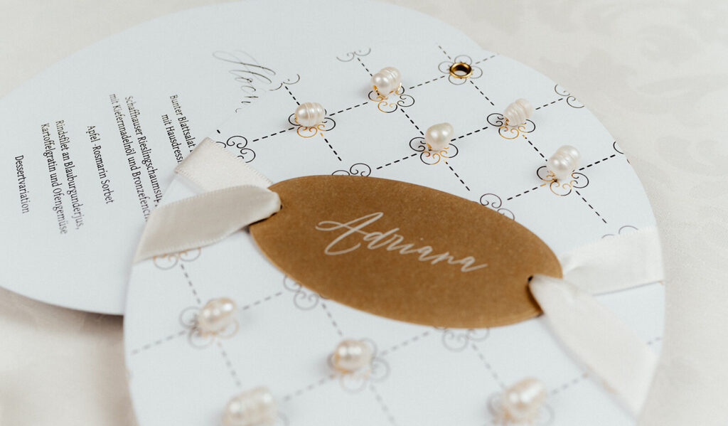 Luxuriöses, aussergewöhnliches Hochzeitsmenü mit von Hand aufgenähten Perlen und integriertem Namensschild