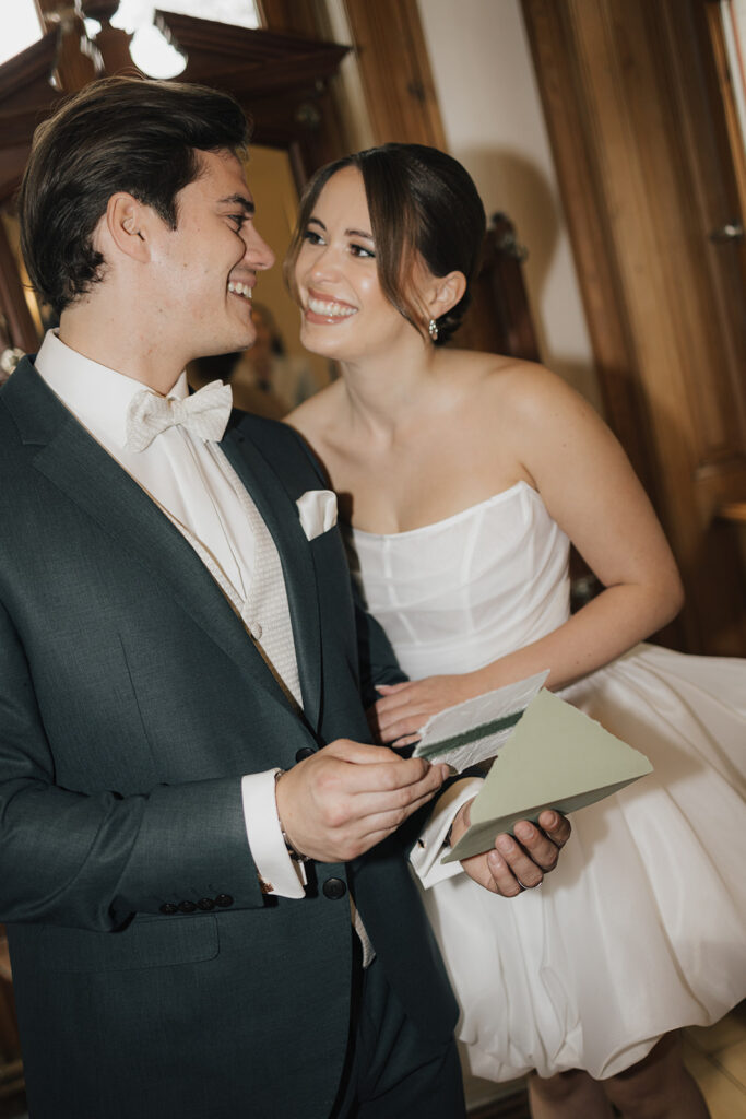 Brautpaar beim Öffnen ihrer individuellen Hochzeitseinladung