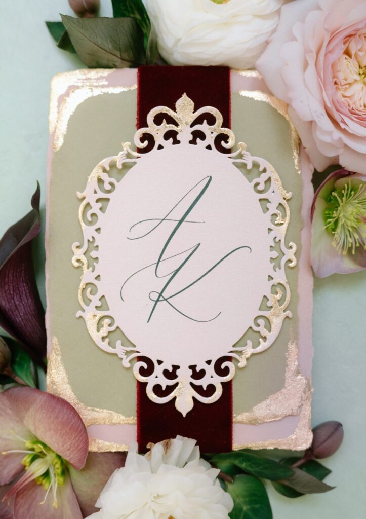 Hochzeitspapeterie mit personalisiertem Hochzeitslogo auf handgeschöpftem Papier