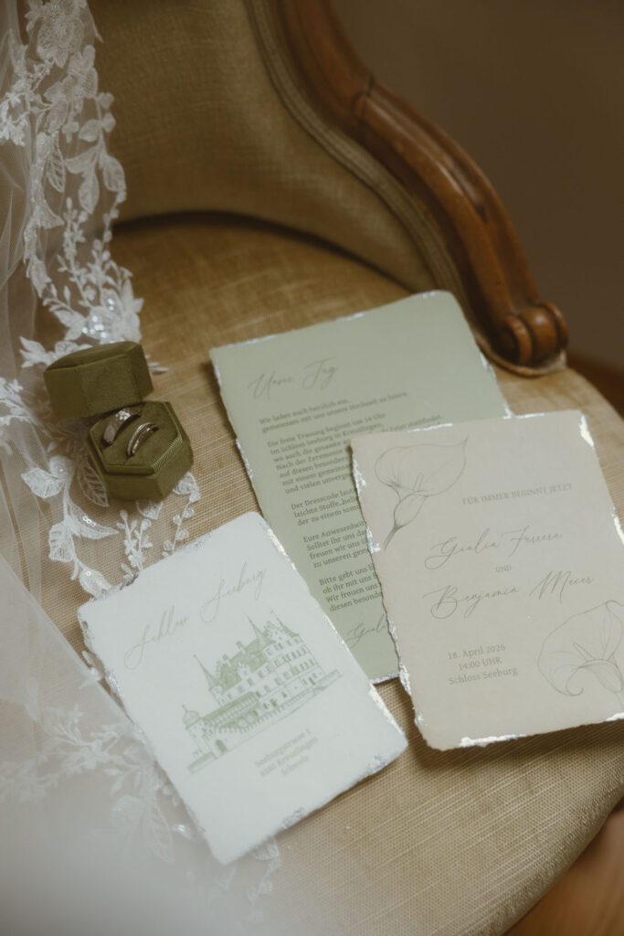 Individuelle Hochzeitseinladung passend zur Schlosshochzeit mit Wachssiegel und Illustration der Location