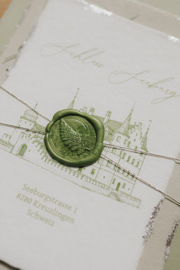 Individuelle Hochzeitseinladung passend zur Schlosshochzeit mit Wachssiegel und Illustration der Location