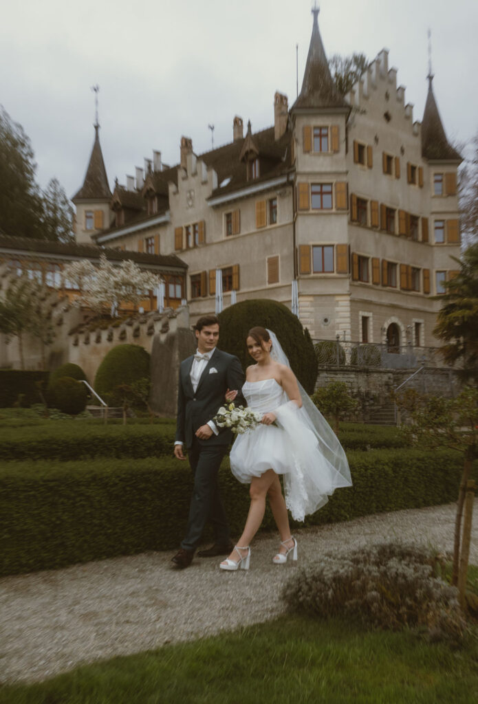 Brautpaar beim Shooting im luxuriösen Schloss Seeburg für individuelle Hochzeitspapeterie
