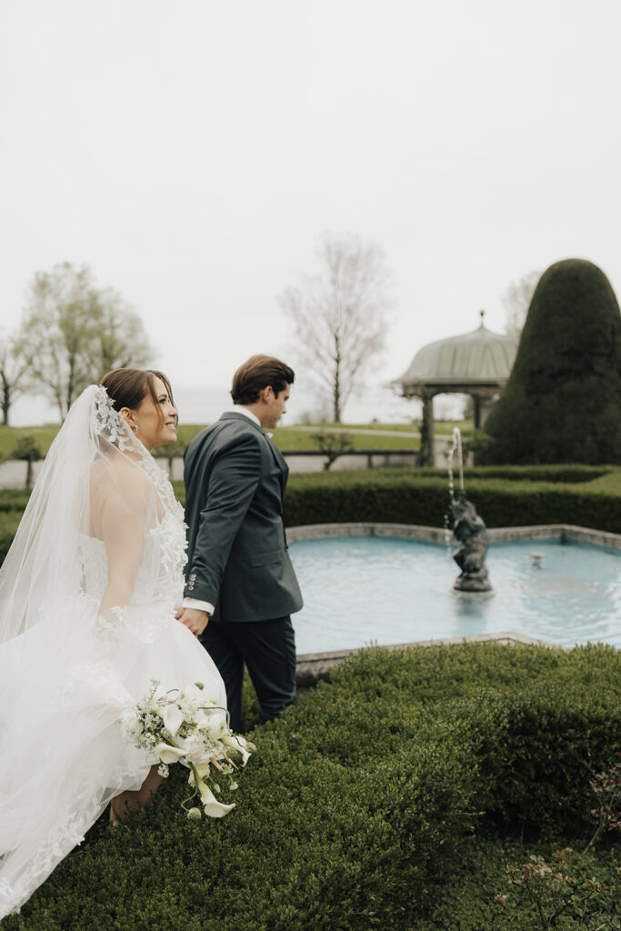 Brautpaar beim Shooting im luxuriösen Schloss Seeburg für individuelle Hochzeitspapeterie