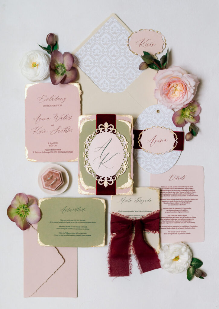 Luxuriöse Hochzeitseinladung auf handgeschöpftem Papier, Blattgold, Samtband, mit individuellem Hochzeitslogo, handgeschöpftem Papier und Farben passend zum Brautstrauss