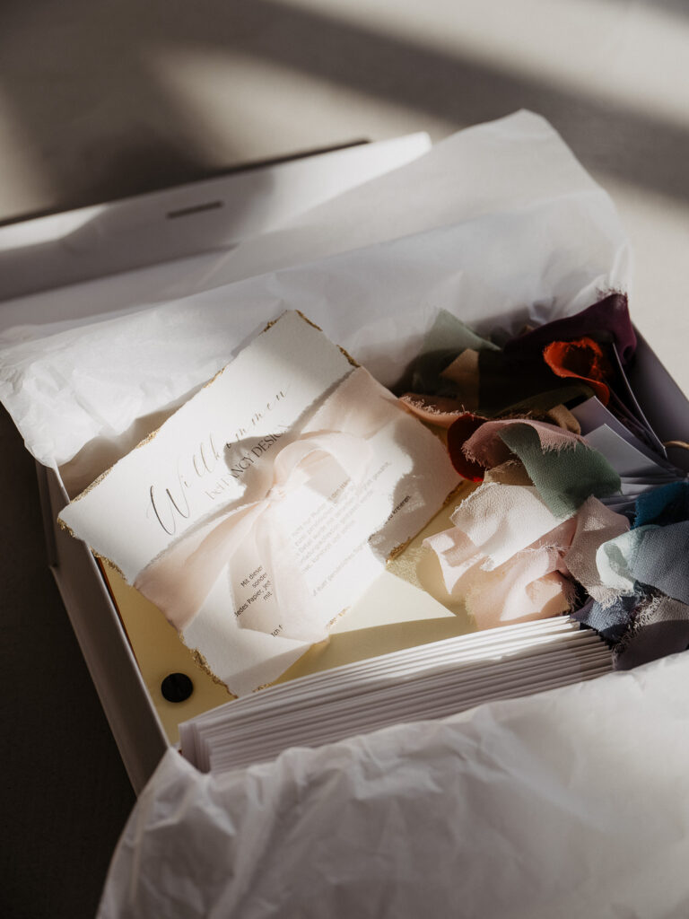 exklusive Musterbox mit Farbfächern von Papier, Wachssiegeln & Bändern für Beratungsgespräch