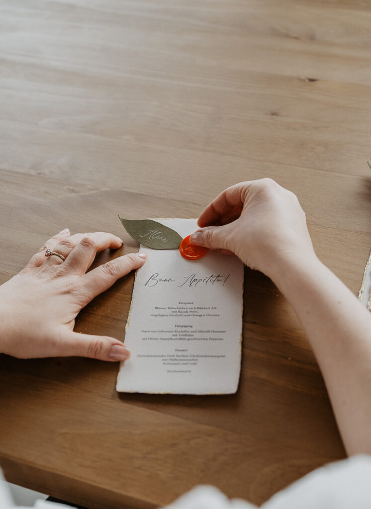 Individuelle Menükarte mit personalisiertem Wachssiegel, Blattgold und auf handgeschöpftem Papier, passend zu einer mediterranen Hochzeit