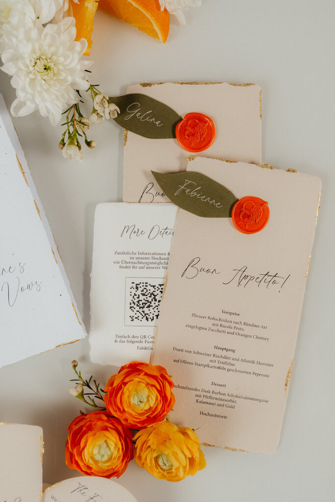 hochwertige Menükarten auf handgeschöpftem Papier mit integriertem Namensschild und personalisiertem Wachssiegel