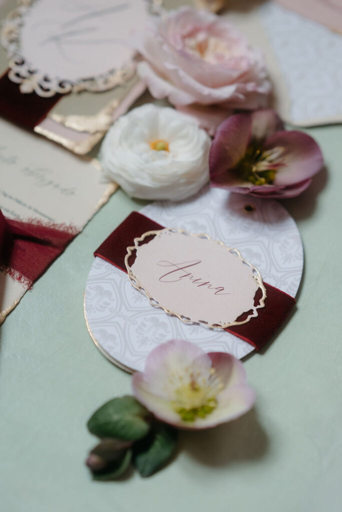Luxuriöse Menükarte mit integriertem Namenskärtchen mit Samtband, Blattgold und Ornamenten