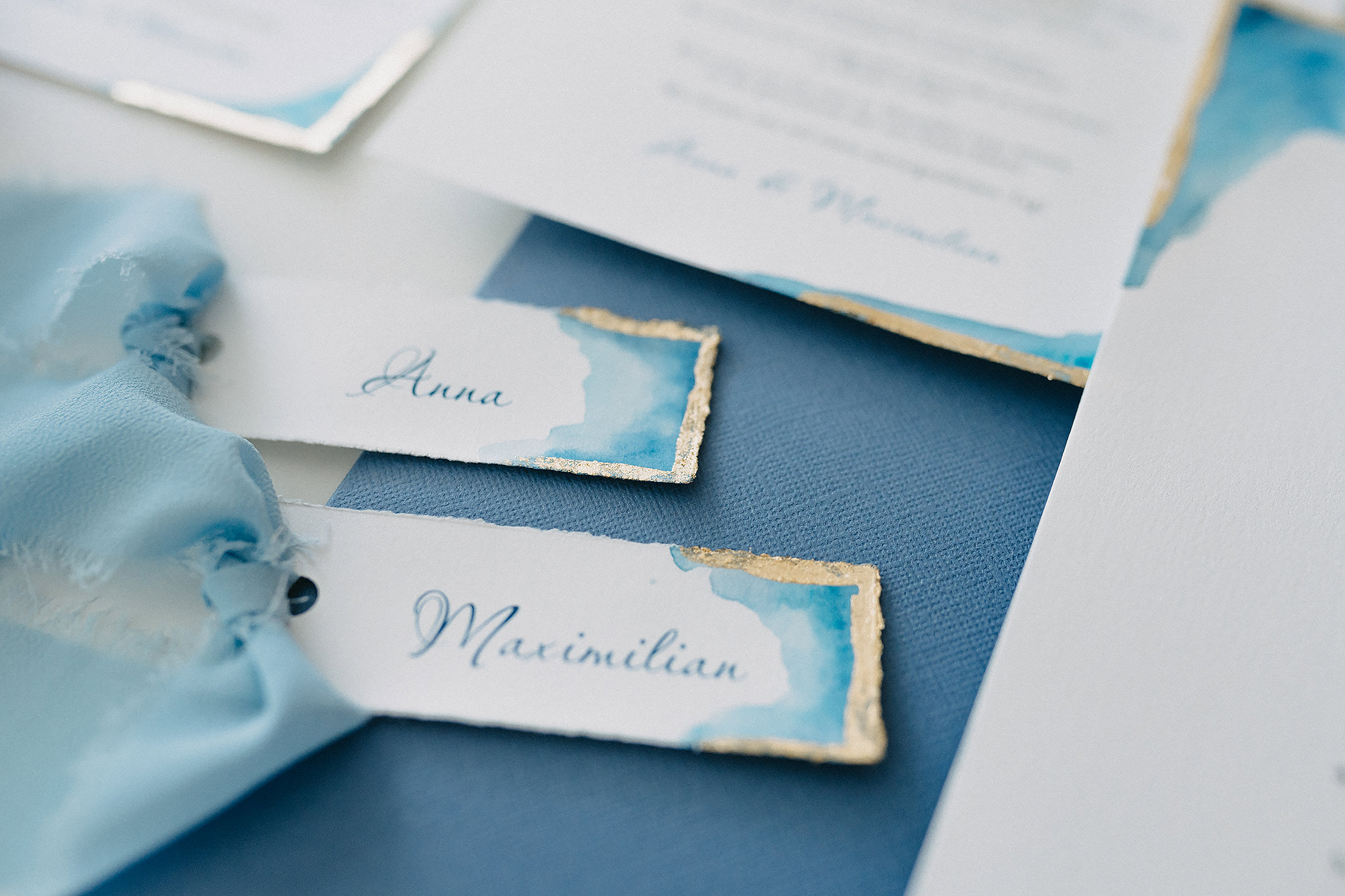 luxuriöse Namenskärtchen mit Blattgold, gerissenen Kanten, Aquarell und Chiffonband passend zur hochwertigen Hochzeitspapeterie