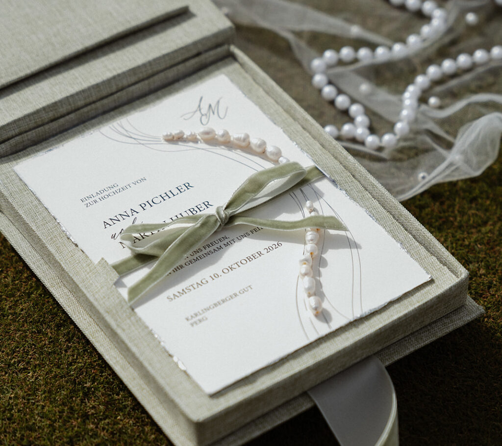 Hochzeitseinladungsbox mit von Hand aufgenähten Perlen